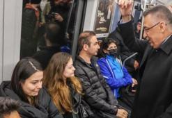 Cumhurbaşkanı Yardımcısı Oktay, Ankara metrosunda vatandaşlarla sohbet etti