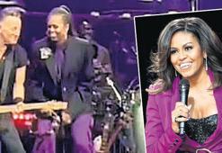 Eski first lady’den konserde sahne şovu