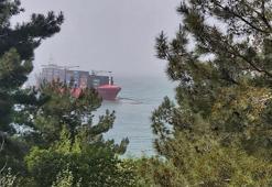 Karaya oturan gemi yan yatmaya başladı