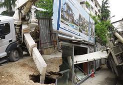 Kadıköy'de yol çöktü, beton dökme pompası yan yattı