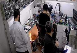 Çöpe atılan cep telefonu bataryası bomba gibi patladı