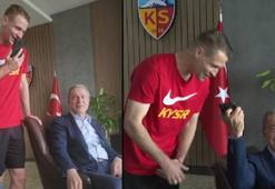 Bakan Akar, Kayserisporlu futbolcuyu Yunanistan Savunma Bakanı ile görüştürdü