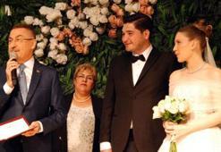 Cumhurbaşkanı Yardımcısı Oktay, nikah şahidi oldu