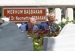 Cumhurbaşkanı Erdoğan Necmettin Erbakan'ın kabrini ziyaret etti