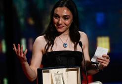 Merve Dizdar Cannes Film Festivali'nde 'En İyi Kadın Oyuncu' ödülünü aldı