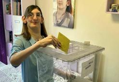 Dünyanın en uzun boylu kadını, evine getirilen sandıkla oy kullandı