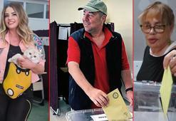 Ünlü isimler oylarını kullandı! Esra Sönmezer sandığa kedisiyle geldi