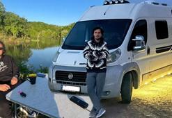Doğada huzur bulan Boğaç Aksoy karavan tatilinde