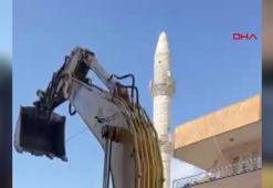 Kontrollü yıkılan minare park halindeki kamyonun üzerine düştü