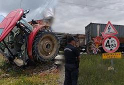 Hemzemin geçitte peş peşe kaza! Önce traktöre, sonra yayaya çarptı