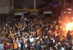 Galatasaraylı taraftarlar Taksim'i bayram yerine çevirdi