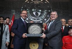 Spor Bakanlığı'nda devir teslim töreni! Mehmet Kasapoğlu, görevi Osman Aşkın Bak'a bıraktı