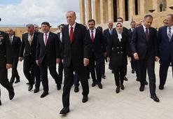 Cumhurbaşkanı Erdoğan ve yeni kabine üyeleri Anıtkabir'de