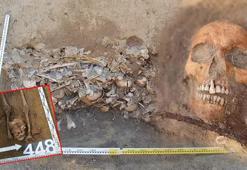 Başlarını kesip bacak arasına koymuşlar! Yolu kazınca altından 450 'vampir' çıktı