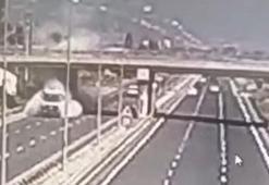 Damperi açık kalan kamyon üst geçide takıldı