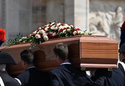 Eski İtalya Başbakanı Berlusconi son yolculuğuna uğurlandı