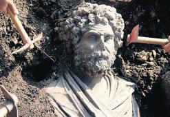 Portre büstle samimi bir sohbet