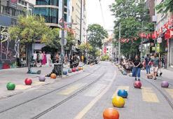 Yollar, meydanlar boş çarşılar dolu