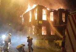 Fatih'te 2 katlı ahşap bina alev alev yandı