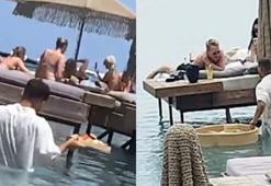 Beline kadar suya girip hizmet etti: Bahşiş için yapıyorum