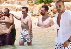 Mustafa Aksakallı ile Sinan Engin Çeşme'de! Denizde gülme krizine girdiler