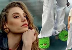 Serenay Sarıkaya'nın gündem olan yeşil terlikllerinin fiyatı dudak uçuklattı!