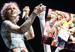 Sahneden inip hayranına yumruk attı! 'Hayalimi gerçekleştirdiğin için teşekkür ederim'