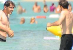 Plajda sıcağa dayanamadı, denizde üşüdü!