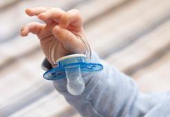 Bebeğinizi emzikle uyutursanız ne olur? Her anne-babanın bilmesi gerekiyor