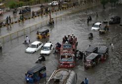 Pakistan’da sel! Araçlar suya gömüldü