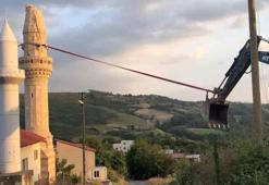 5.5'lik depremde hasar gören minare halatla yıkıldı
