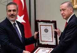 MGK'da dikkat çeken anlar! Erdoğan'dan Hakan Fidan'a üstün hizmet madalyası