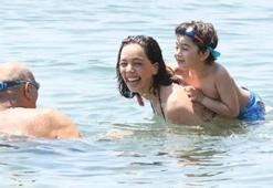 Azra Akın ailesiyle Bodrum tatilinde