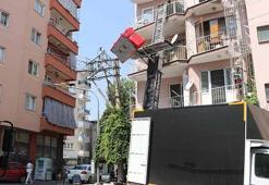 Mahallede elektrik kesen taşınma! Koltuk düştü, olanlar oldu