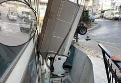 İstanbul'da kamyonet bina boşluğuna uçtu