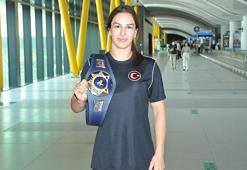 Güreşin altın kızı Buse Tosun Türkiye'ye döndü