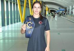 Güreşin altın kızı Buse Tosun Türkiye'ye döndü