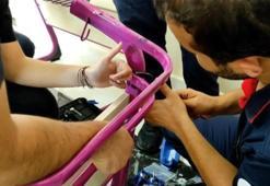 Parmağını sıraya sıkıştıran liseli kızı itfaiye kurtardı