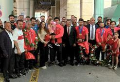 Milli güreşçiler yurda döndü! Başkent'te coşkulu karşılama