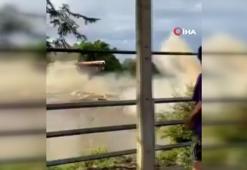 Tayland'da sel suları köprüyü yıktı