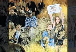 Defileye PETA baskını