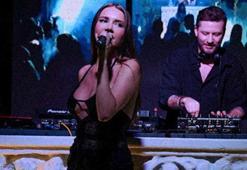 Ünlü şarkıcı evlendiğini sahnede duyurdu! 'Eşim ilk konserimde beni yalnız bırakmadı'