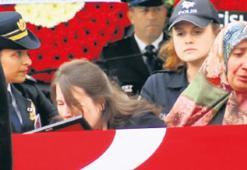Azılı suçlular yine bir polisi şehit etti