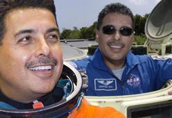 NASA'dan 11 kez ret yedi ama artık astronot! Babasının tek sözüyle başardı