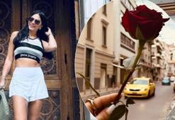Demet Özdemir'den Atina pozları: Bir çiçek günü değiştirir!