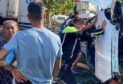 Feci kazada ölümden döndü! Polis yan yatan aracın doğrultulmasına yardım etti