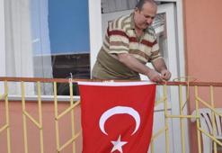 'Bayrak Asan Dayı' bu kez 100. yıl için balkona çıktı