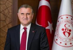 Bakan Bak'tan tarihi koşuları kazanan jokeylere tebrik!