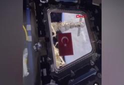 Rus kozmonot Cumhuriyet'in 100. yılını uzay mekiğinin camına Türk bayrağı asarak kutladı
