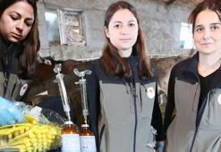 Yağmur çamur demeden köy köy geziyorlar! 2 kadının zorlu mesaisi